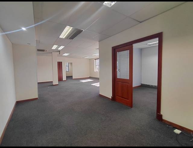 174M² OFFICE TO LET IN BRYANSTON